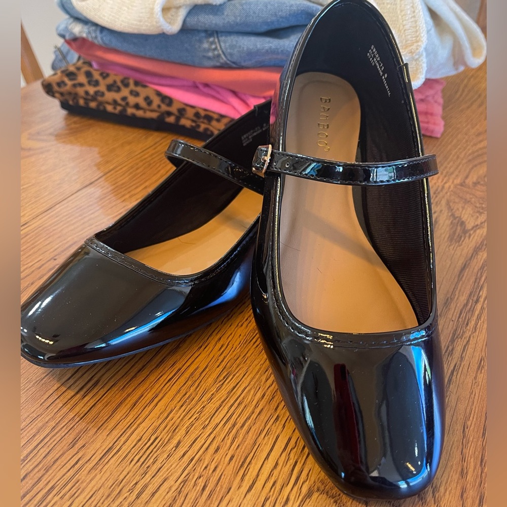 Size 8 black faux patent leather flats with strap